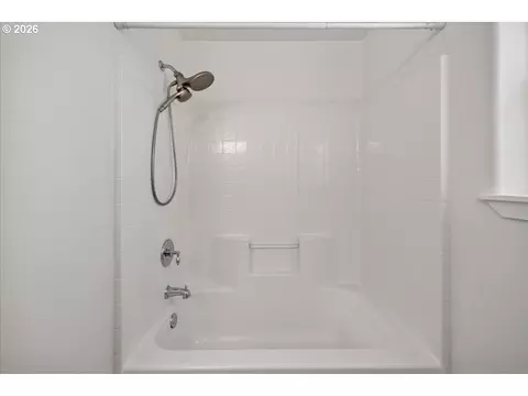 Bath - 881 N 28th Ave, Cornelius, OR 97113 photo 6 of 7