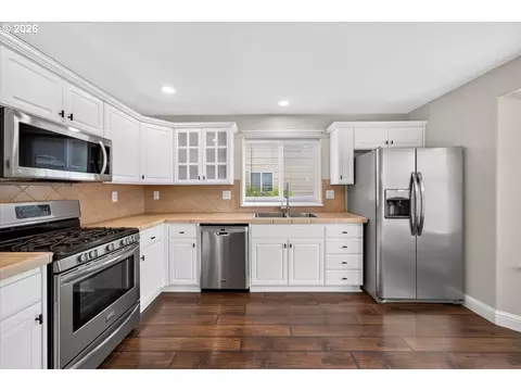 Kitchen - 881 N 28th Ave, Cornelius, OR 97113 photo 1 of 5