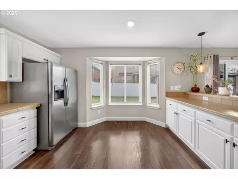 Kitchen - 881 N 28th Ave, Cornelius, OR 97113 photo 3 of 5