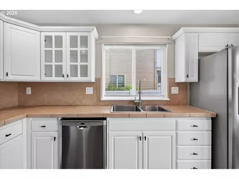 Kitchen - 881 N 28th Ave, Cornelius, OR 97113 photo 4 of 5