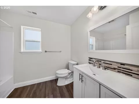 Bath - 881 N 28th Ave, Cornelius, OR 97113 photo 5 of 7