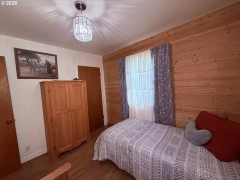 Bedroom - 360 N 13th Ave, Elgin, OR 97827 photo 2 of 4