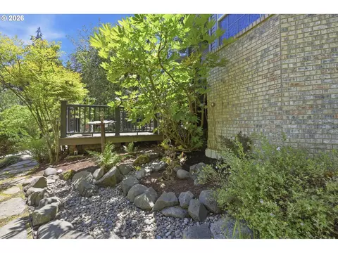 Exterior - 1894 W 27th Pl, Eugene, OR 97405 photo 6 of 11