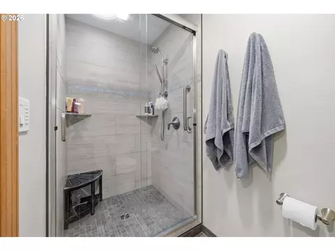 Bath - 1894 W 27th Pl, Eugene, OR 97405 photo 3 of 5