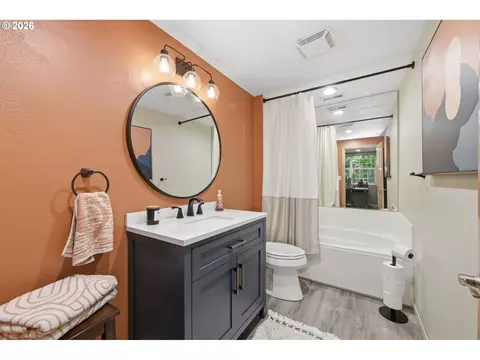 Bath - 1894 W 27th Pl, Eugene, OR 97405 photo 5 of 5