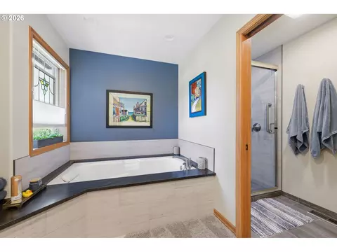 Bath - 1894 W 27th Pl, Eugene, OR 97405 photo 2 of 5