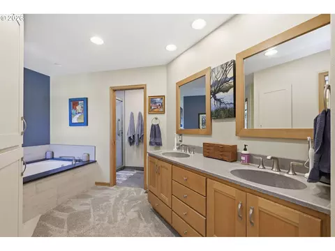 Bath - 1894 W 27th Pl, Eugene, OR 97405 photo 1 of 5