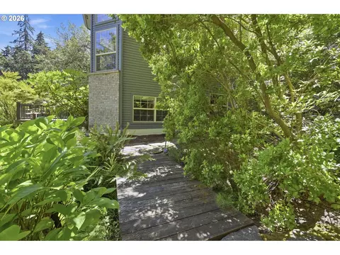 Exterior - 1894 W 27th Pl, Eugene, OR 97405 photo 7 of 11