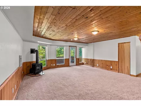 Living - 785 E 44th Ave, Eugene, OR 97405 photo 4 of 4