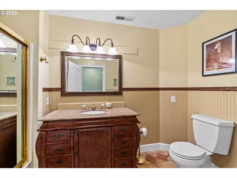 Bath - 785 E 44th Ave, Eugene, OR 97405 photo 4 of 5