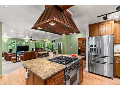 Kitchen - 785 E 44th Ave, Eugene, OR 97405 photo 3 of 5