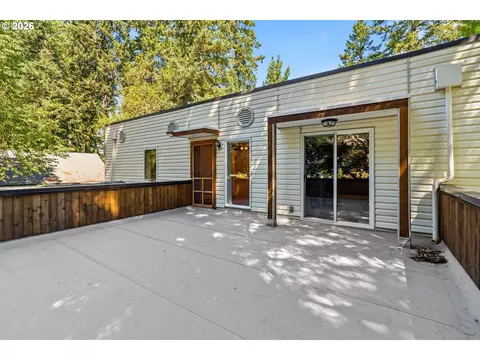 Exterior - 785 E 44th Ave, Eugene, OR 97405 photo 5 of 8