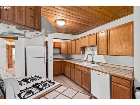 Kitchen - 785 E 44th Ave, Eugene, OR 97405 photo 5 of 5