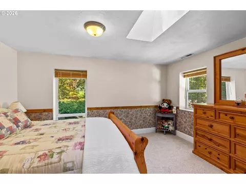Bedroom - 785 E 44th Ave, Eugene, OR 97405 photo 4 of 7