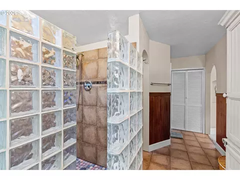 Bath - 785 E 44th Ave, Eugene, OR 97405 photo 2 of 5
