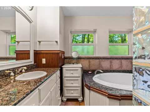 Bath - 785 E 44th Ave, Eugene, OR 97405 photo 3 of 5