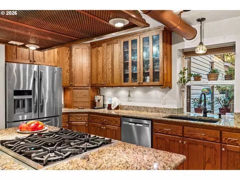 Kitchen - 785 E 44th Ave, Eugene, OR 97405 photo 2 of 5