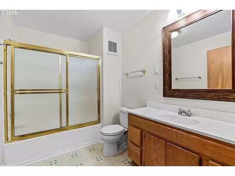 Bath - 785 E 44th Ave, Eugene, OR 97405 photo 5 of 5