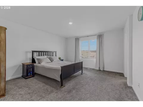 Bedroom - 4145 SW Thomas Ave, Gresham, OR 97080 photo 1 of 10