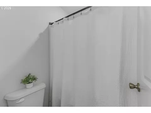 Bath - 4145 SW Thomas Ave, Gresham, OR 97080 photo 6 of 6