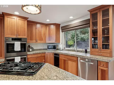 Kitchen - 281 SE 41st Ct, Gresham, OR 97080 photo 4 of 4