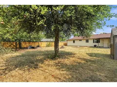 Exterior - 1219 Pleasant St, Springfield, OR 97477 photo 6 of 9