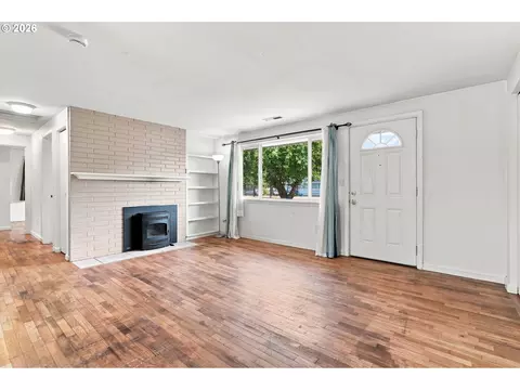 Living - 1219 Pleasant St, Springfield, OR 97477 photo 1 of 5