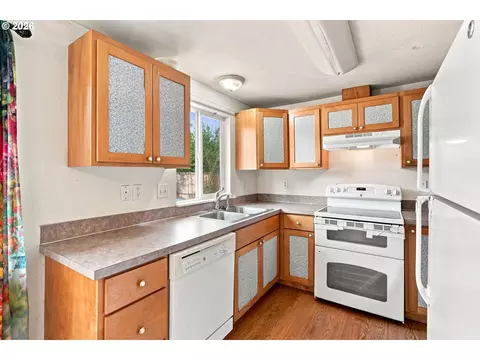Kitchen - 1219 Pleasant St, Springfield, OR 97477 photo 5 of 6