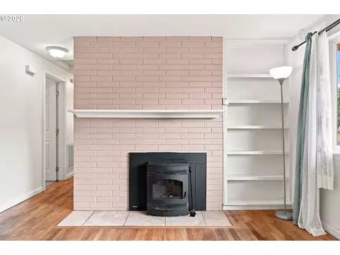 Living - 1219 Pleasant St, Springfield, OR 97477 photo 5 of 5