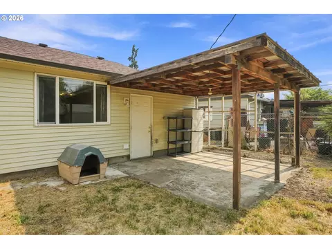 Exterior - 1219 Pleasant St, Springfield, OR 97477 photo 9 of 9