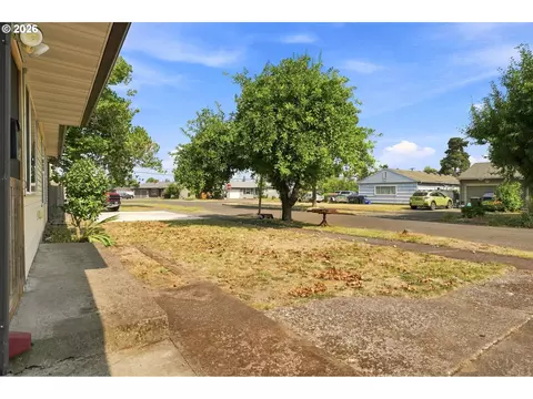 Exterior - 1219 Pleasant St, Springfield, OR 97477 photo 2 of 9