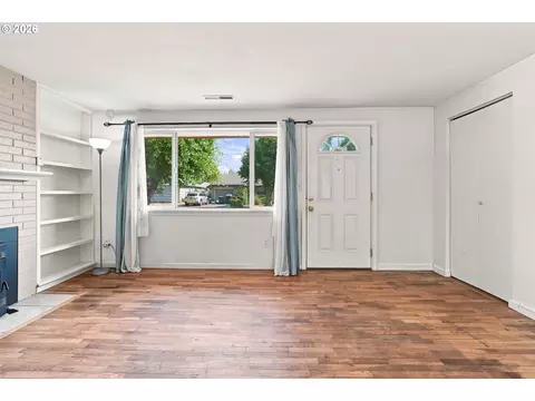 Living - 1219 Pleasant St, Springfield, OR 97477 photo 2 of 5
