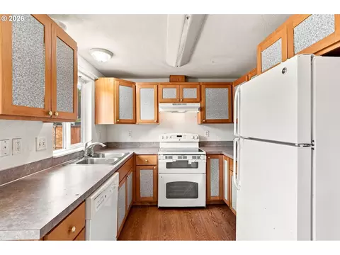 Kitchen - 1219 Pleasant St, Springfield, OR 97477 photo 3 of 6