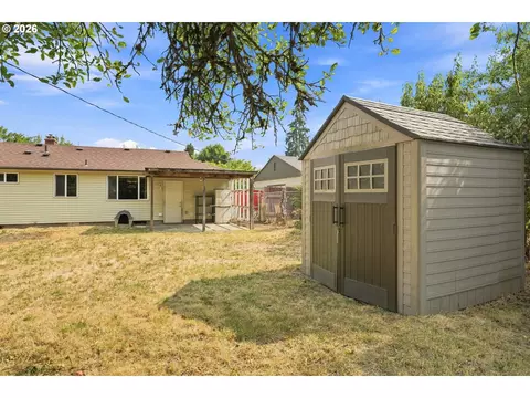 Exterior - 1219 Pleasant St, Springfield, OR 97477 photo 8 of 9