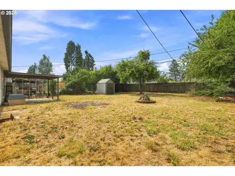 Exterior - 1219 Pleasant St, Springfield, OR 97477 photo 3 of 9