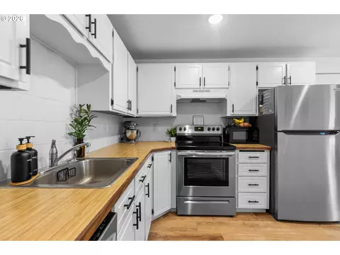 Kitchen - 1980 SW Quinney Ave, Pendleton, OR 97801 photo 2 of 4