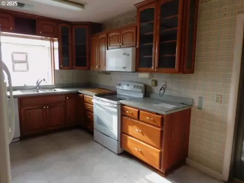 Kitchen - 537 W 14th Ave, Eugene, OR 97401 photo 1 of 2