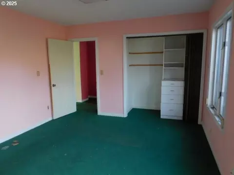 Bedroom - 537 W 14th Ave, Eugene, OR 97401 photo 2 of 2