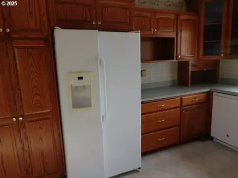 Kitchen - 537 W 14th Ave, Eugene, OR 97401 photo 2 of 2