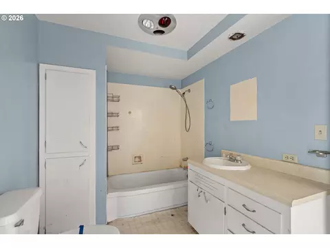 Bath - 130 Sharon Dr, Phoenix, OR 97535 photo 2 of 4