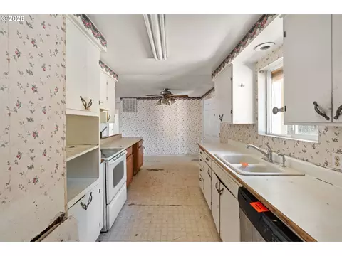 Kitchen - 130 Sharon Dr, Phoenix, OR 97535 photo 2 of 2