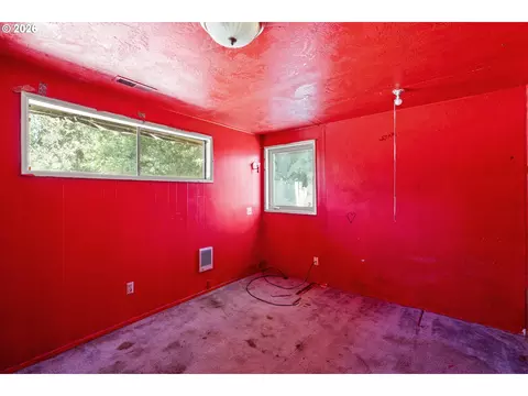 Bedroom - 130 Sharon Dr, Phoenix, OR 97535 photo 2 of 5