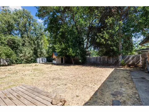 Exterior - 130 Sharon Dr, Phoenix, OR 97535 photo 3 of 9