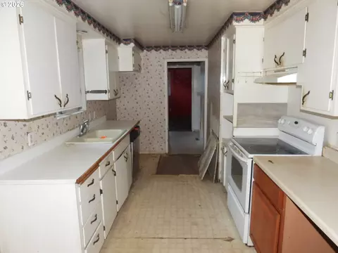 Kitchen - 130 Sharon Dr, Phoenix, OR 97535 photo 1 of 2