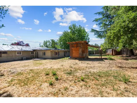 Exterior - 130 Sharon Dr, Phoenix, OR 97535 photo 4 of 9