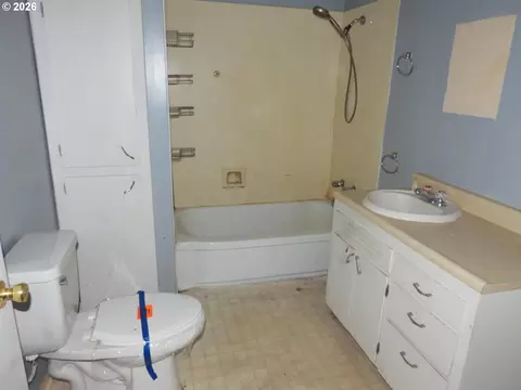 Bath - 130 Sharon Dr, Phoenix, OR 97535 photo 1 of 4