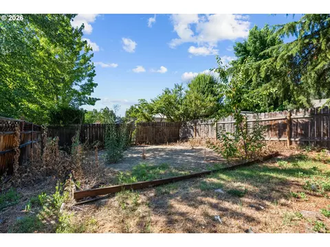 Exterior - 130 Sharon Dr, Phoenix, OR 97535 photo 6 of 9