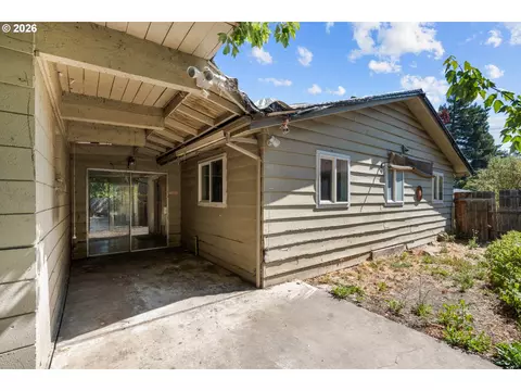 Exterior - 130 Sharon Dr, Phoenix, OR 97535 photo 8 of 9