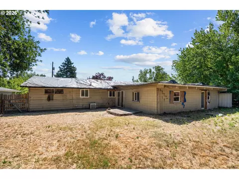 Exterior - 130 Sharon Dr, Phoenix, OR 97535 photo 5 of 9