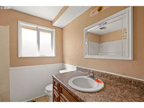 Bath - 130 Sharon Dr, Phoenix, OR 97535 photo 3 of 4